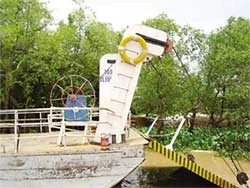 Vĩnh Long: Sụp mỏ bàn phà, người và xe rơi xuống sông