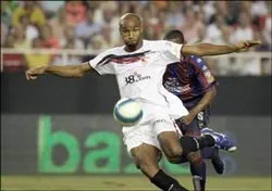 Kanoute đổi ý về logo 888 ảnh 1