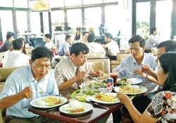 Cơm lề đường - qua mạng