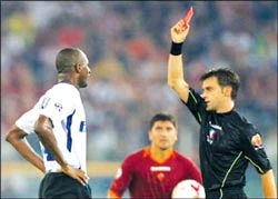 Patrick Vieira, vua thẻ phạt ảnh 1 Patrick Vieira, vua thẻ phạt ảnh 1