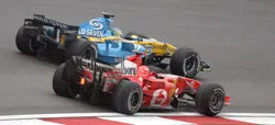 Cuộc rượt đuổi ngoạn mục giữa Alonso và Schumacher ảnh 1 Cuộc rượt đuổi ngoạn mục giữa Alonso và Schumacher ảnh 1