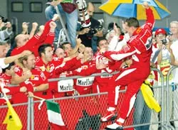 Cuộc rượt đuổi ngoạn mục giữa Alonso và Schumacher ảnh 2 Cuộc rượt đuổi ngoạn mục giữa Alonso và Schumacher ảnh 2
