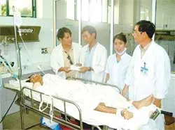 Cả nước chung tay khắc phục hậu quả bão số 6 ảnh 4 Cả nước chung tay khắc phục hậu quả bão số 6 ảnh 4