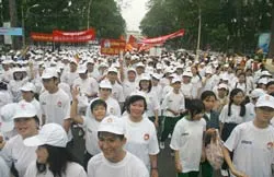12 ngàn người đi bộ “vì đồng bào nghèo” ảnh 1 12 ngàn người đi bộ “vì đồng bào nghèo” ảnh 1