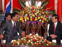 President Nguyen Minh Triet (R) talks with DPRK Prime Minister Kim Yong Il on Oct 29