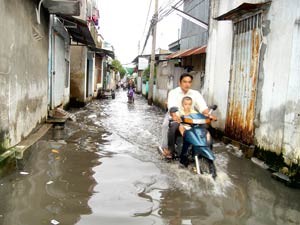 Floodwaters submerge an alley in District 8, HCMC Floodwaters submerge an alley in District 8, HCMC