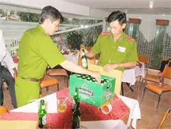 Phát hiện nhiều chai bia Heineken có cặn