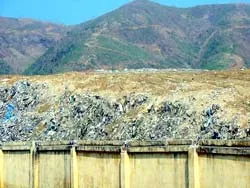 Sống cùng “núi rác”