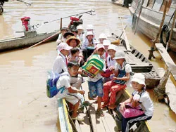 Chuyện học bên dòng sông biên giới ảnh 2 Chuyện học bên dòng sông biên giới ảnh 2