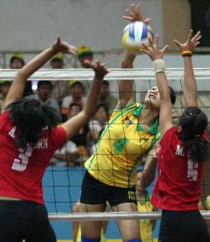 VTV Binh Dien Long An's Khannan did a smash over the defense of Nakhorn Ratchasima VTV Binh Dien Long An's Khannan did a smash over the defense of Nakhorn Ratchasima