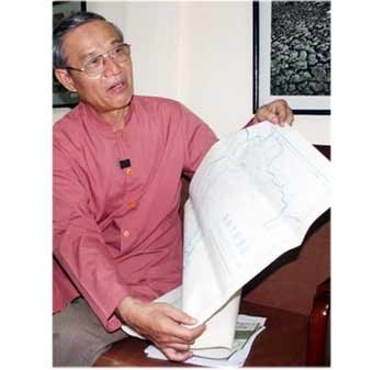 Doctor Nguyen Nha introduces an ancient Vietnamese map.(Photo:TTO) Doctor Nguyen Nha introduces an ancient Vietnamese map.(Photo:TTO)