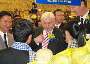 Vice Chancellor Steinmeier (C) talks to a Vietnamese pomelo grower at Metro An Phu on Saturday (Photo: Tuong Thuy) Vice Chancellor Steinmeier (C) talks to a Vietnamese pomelo grower at Metro An Phu on Saturday (Photo: Tuong Thuy)