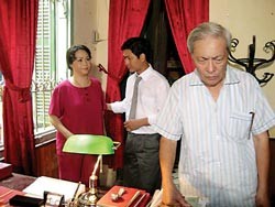 Actor Ha Van Trong (R) in the film "Life law". Actor Ha Van Trong (R) in the film "Life law".