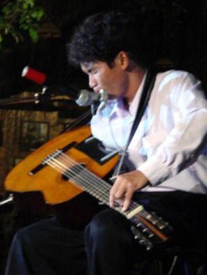 One-Handed Guitarist Plays Harmonica, Too ảnh 1 One-Handed Guitarist Plays Harmonica, Too ảnh 1