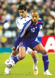 Thierry Henry tiến gần kỷ lục của Michel Platini ảnh 1