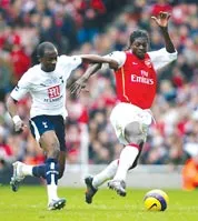 Zokora (trái) sẽ giúp Tottenham quay lại thói quen chiến thắng.