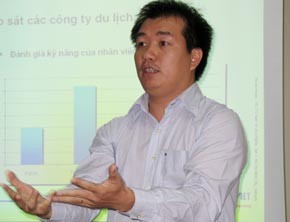 Mai Trung Thanh gestures during a press briefing August 15 (Photo: Tuong Thuy) Mai Trung Thanh gestures during a press briefing August 15 (Photo: Tuong Thuy)