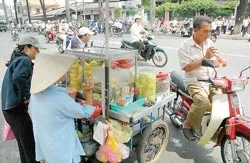 Cấm hoặc hạn chế bán hàng rong liệu có khả thi?