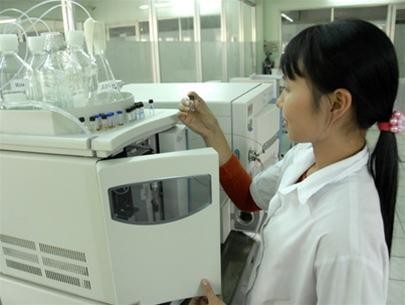 An expert carrying out melamine tests on suspicious dairy products (Photo:TTO) An expert carrying out melamine tests on suspicious dairy products (Photo:TTO)