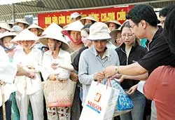 Tặng 140 triệu đồng cho bà con bị bão số 9 tại Mỏ Cày (Bến Tre)