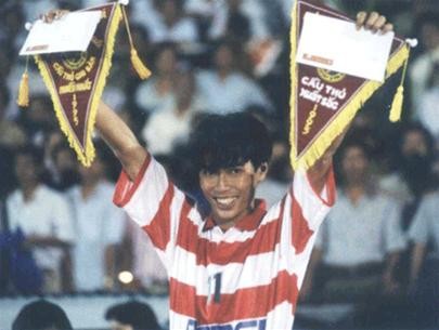 Tran Minh Chien gets awards while still being a football player (filed photo from Tuoi Tre) Tran Minh Chien gets awards while still being a football player (filed photo from Tuoi Tre)