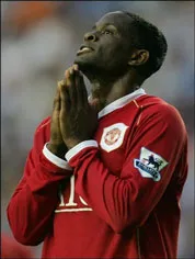 Louis Saha gia hạn hợp đồng với Manchester United ảnh 1