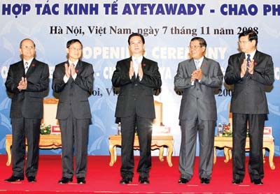 Prime Minister Nguyen Tan Dung (C) at the 3rd ACMECS Summit in Ha Noi. Prime Minister Nguyen Tan Dung (C) at the 3rd ACMECS Summit in Ha Noi.