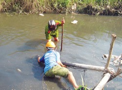Environmental police detect hidden drainage system which let out untreated waste water into the Hau River (Photo:TNO) Environmental police detect hidden drainage system which let out untreated waste water into the Hau River (Photo:TNO)