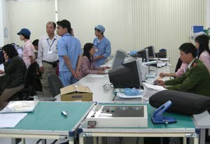 Inspectors check computers at ASTI Hanoi Electronics on Nov. 19 (Photo: Hoa Pham) Inspectors check computers at ASTI Hanoi Electronics on Nov. 19 (Photo: Hoa Pham)