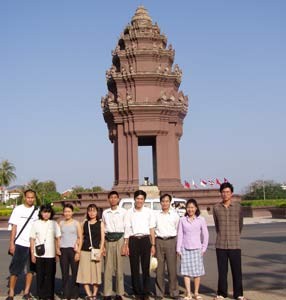 Tourists pose for picture in front of the Independence Monument in Phnom Penh (Photo: Khanh Van) Tourists pose for picture in front of the Independence Monument in Phnom Penh (Photo: Khanh Van)