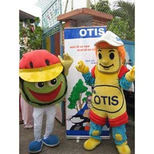 Mr. Otis Safety (R) and friend giving children at Hoa Mai Preschool a lesson on traffic safety (Photo: AIP) Mr. Otis Safety (R) and friend giving children at Hoa Mai Preschool a lesson on traffic safety (Photo: AIP)