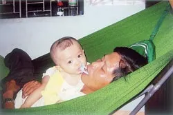 Anh Tống Phước Phúc và hai đứa trẻ mồ côi, bệnh tật