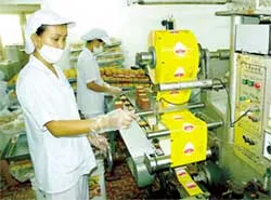 Xuất khẩu 50 tấn bánh biscuits, champagne sang Campuchia