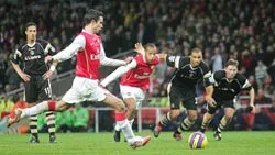King Henry động viên “Bergkamp mới” ảnh 1 King Henry động viên “Bergkamp mới” ảnh 1