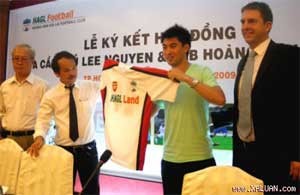 Lee Nguyen and HAGL’s chairman, Doan Nguyen Duc, (Black tie) at the contract signing Lee Nguyen and HAGL’s chairman, Doan Nguyen Duc, (Black tie) at the contract signing