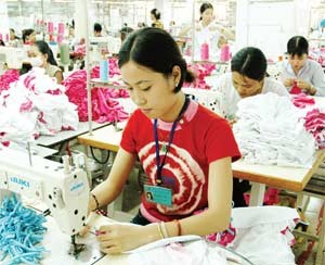 Vietnam at present must not only focus on economic growth but also on maintaining jobs for workers (Photo: SGGP) Vietnam at present must not only focus on economic growth but also on maintaining jobs for workers (Photo: SGGP)