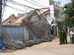 Chống nghiêng khách sạn, sập 5 căn nhà ảnh 2