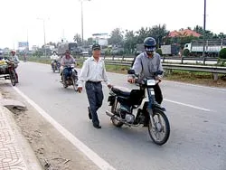Xe lại... “ăn” đinh ảnh 2 Xe lại... “ăn” đinh ảnh 2