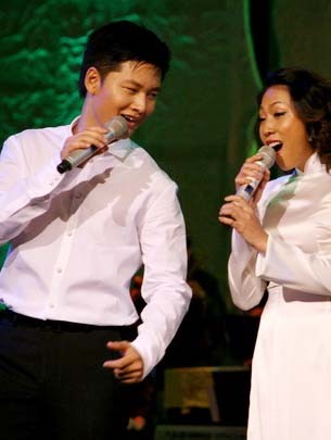 Duc Tuan and Thanh Thuy duet together. Performing on small stages and choosing suitable friends to perform with are first choices when organizing a live show this year. (Photo: Tuoi Tre) Duc Tuan and Thanh Thuy duet together. Performing on small stages and choosing suitable friends to perform with are first choices when organizing a live show this year. (Photo: Tuoi Tre)