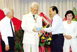 Tổ chức trọng thể lễ trao tặng Huân chương Sao Vàng cho Đại tướng Mai Chí Thọ ảnh 2 Tổ chức trọng thể lễ trao tặng Huân chương Sao Vàng cho Đại tướng Mai Chí Thọ ảnh 2