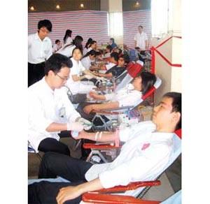 Donors giving blood on Valentine’s Day (Photo: SGGP) Donors giving blood on Valentine’s Day (Photo: SGGP)