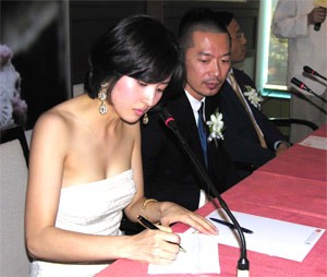 Hye Jin signs an autograph for a fan (Photo: Truong Son) Hye Jin signs an autograph for a fan (Photo: Truong Son)