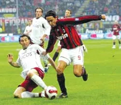 Filippo Inzaghi bất mãn rời sân ảnh 1 Filippo Inzaghi bất mãn rời sân ảnh 1