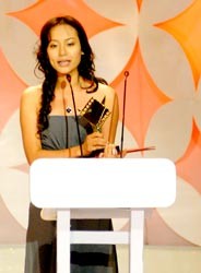 Hong Anh receiving the Golden Kite for Best Actress (Photo: SGGP) Hong Anh receiving the Golden Kite for Best Actress (Photo: SGGP)