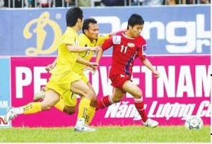 Ngoc Duy (Red T-shirt) of The Cong tries to escape from the defense of Song Lam Nghe An (Photo: SGGP) Ngoc Duy (Red T-shirt) of The Cong tries to escape from the defense of Song Lam Nghe An (Photo: SGGP)