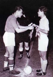 CỰU TUYỂN THỦ NGUYỄN NGỌC THANH: “TÔI RẤT MONG VIỆT NAM VÔ ĐỊCH AFF CUP LẦN NÀY” ảnh 1 CỰU TUYỂN THỦ NGUYỄN NGỌC THANH: “TÔI RẤT MONG VIỆT NAM VÔ ĐỊCH AFF CUP LẦN NÀY” ảnh 1