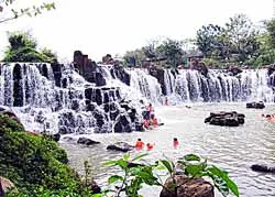 Tắm thác Giang Điền
