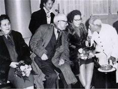 President Ho Chi Minh (1st R) receives British lawyer Frank Loseby and his family during their visit to Vietnam in 1960. Mr. Loseby had helped Uncle Ho escape from Hong Kong when the French were seeking to arrest him for his revolutionary activities.