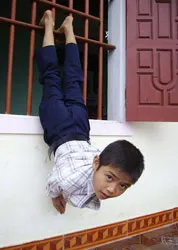 Cậu bé có độ dẻo kỳ lạ