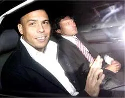 Ronaldo chính thức gia nhập AC Milan